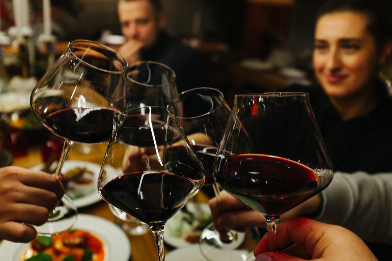 Фото в ресторане за столом с вином