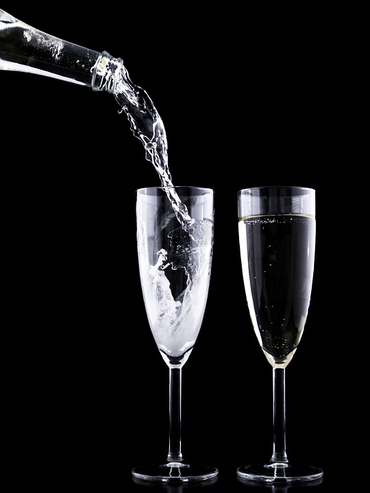 реклама шампанского, шампанское, игристое, champagne, маркетинг, как рекламировать алкоголь, бокалы, красивые бокалы, бокалы с шампанским