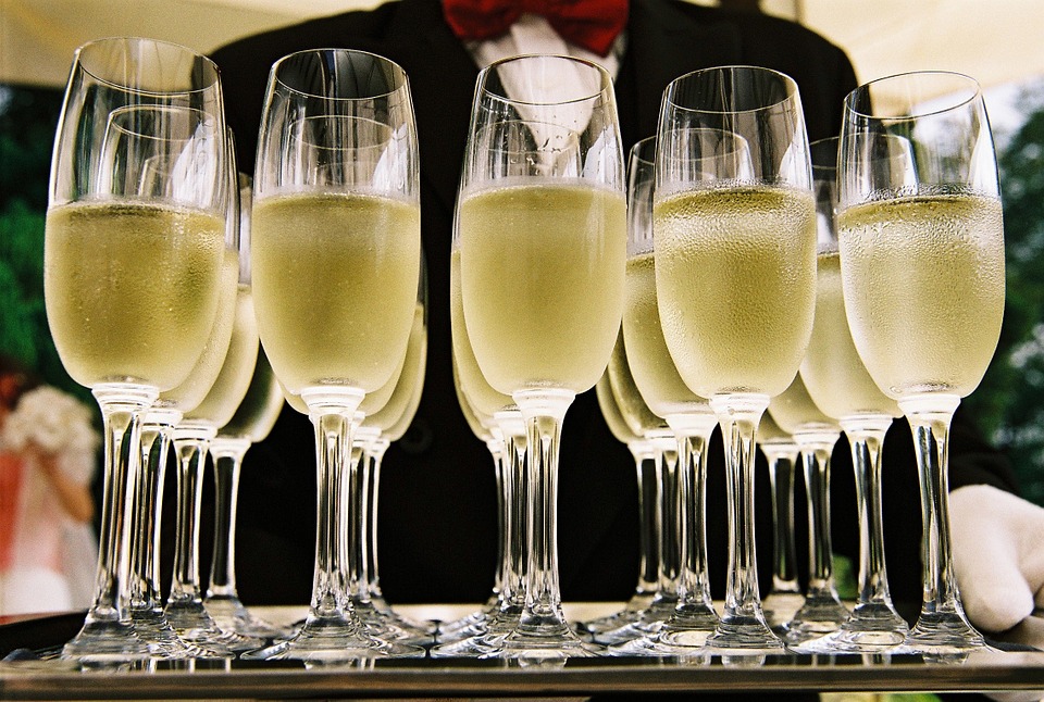 реклама шампанского, шампанское, игристое, champagne, маркетинг, как рекламировать алкоголь, бокалы, красивые бокалы, бокалы с шампанским