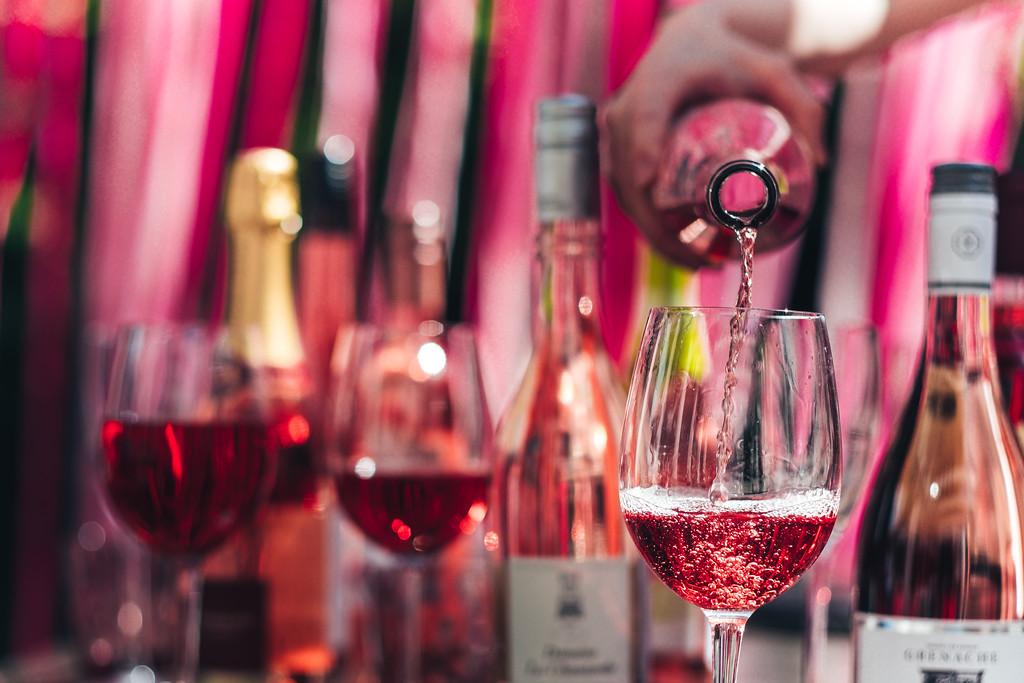 фестиваль вина, розе, вино в бокалах, розовое вино, простые вещи new vintage, pink summer, rose, national rose day, национальный день розового вина, как пить розовое вино, какое бывает розовое вино, с чем сочетается розовое вино, открытие террас в москве