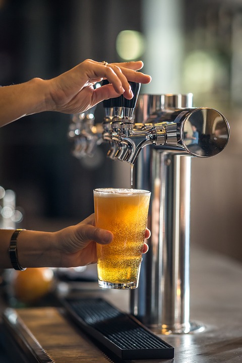 безалкогольное пиво, наливает пиво, рука пиво, пиво, beer, рост продаж, производство пива, бокал пива, разливное пиво, пиво с крана